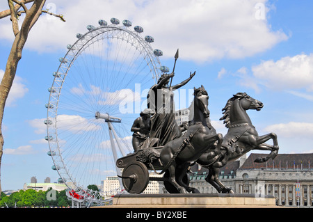 Statue des Monotheismus mit dem London Eye über Stockfoto