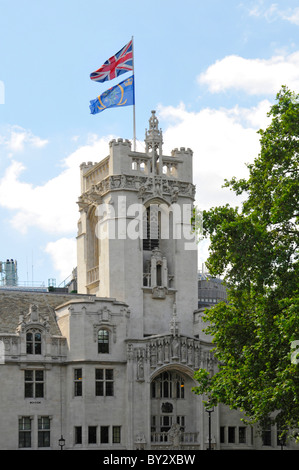 Union Jack & Emblem UKSC-Flaggen fliegen über dem Steinturm, dem alten Middlesex Guildhall-Gebäude, jetzt britischer Oberster Gerichtshof am Parliament Square London England Stockfoto