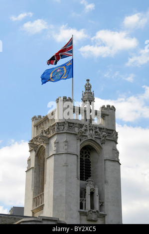 Union Jack & Emblem UKSC-Flaggen fliegen über dem Steinturm, dem alten Middlesex Guildhall-Gebäude, jetzt britischer Oberster Gerichtshof am Parliament Square London England Stockfoto