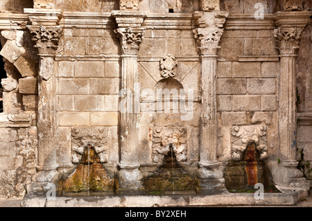 Der Rimondi-Brunnen, einem venezianischen überleben in Rethymnos Gassen, Rethymno, Kreta, Griechenland Stockfoto