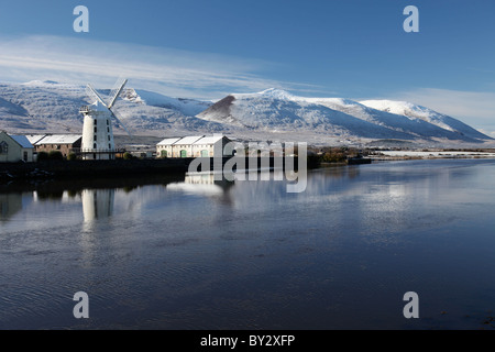 ruhiges Wasser reflektiert Windmühle und Schnee bedeckte Berge im Hintergrund, Blennerville Windmill, Schönheit in der Natur, Stockfoto