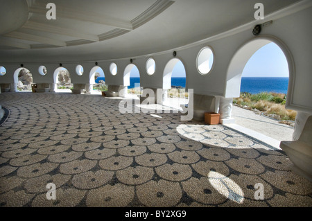 Kalithea Thermen, Rhodos, die Rotunde mit reich verzierten Pebble Mosaik-Fußboden im traditionellen griechischen Stil. Stockfoto