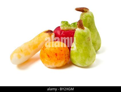 Hausgemachte Marzipan Obst Kuchen Dekorationen von Banane, Apfel, Orange und Birne isoliert auf weiss. Stockfoto