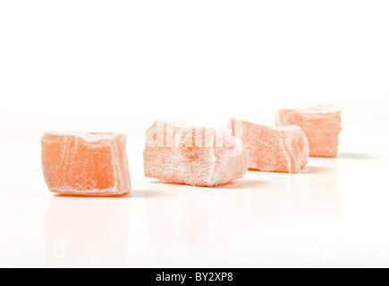 Turkish Delight Auszug aus niedrigen Perspektive isoliert auf weiss. Stockfoto