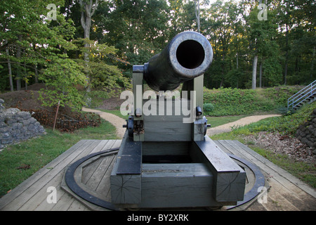 Eine große Konföderierten Kanone, Blick nach Osten auf dem James River von Fort Darling, Drewrys Bluff, Richmond, VA. Stockfoto