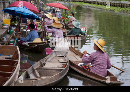 Einheimische Frau kommen an der Tha Kha Floating Market, eine Reihe von Gemüse, Blumen und frisch zubereiteten Speisen aus ihr Boot zu verkaufen Stockfoto