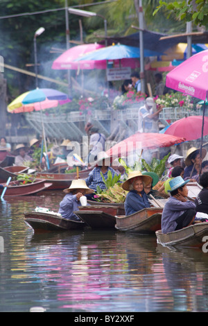 Einheimische Frau kommen an der Tha Kha Floating Market, eine Reihe von Gemüse, Blumen und frisch zubereiteten Speisen aus ihr Boot zu verkaufen Stockfoto