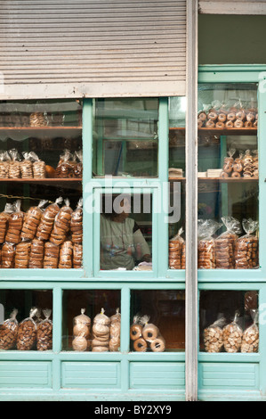 Paximadi, eine Art von knackig, trocken, gezüchtet oder Zwieback und eine Spezialität des kretischen Bäcker in einem Bäcker Shop Fenster, Rethymno, Kreta, Griechenland Stockfoto