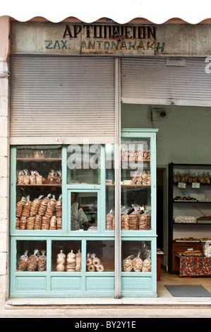 Paximadi, eine Art von knackig, trocken, gezüchtet oder Zwieback und eine Spezialität des kretischen Bäcker in einem Bäcker Shop Fenster, Rethymno, Kreta, Griechenland Stockfoto