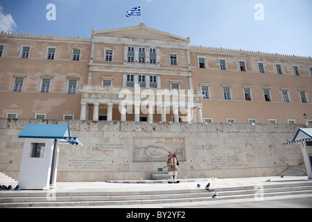 Die wechselnden Wachablösung statt in von der Athener Parlament Gebäude. Stockfoto