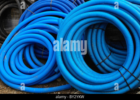 Stapel von Rohren auf einem Bauhof Händler. Stockfoto