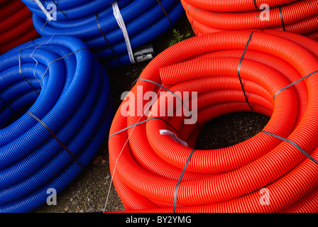 Stapel von Rohren auf einem Bauhof Händler. Stockfoto