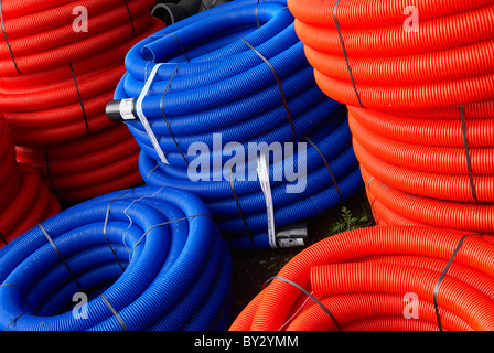 Stapel von Rohren auf einem Bauhof Händler. Stockfoto