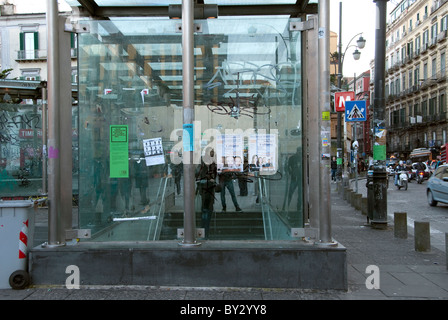 U-Bahn Eingang mit Graffiti auf Glas Wände in Piazza Dante Neapel Italien mit Via Toledo auf der rechten Seite Stockfoto