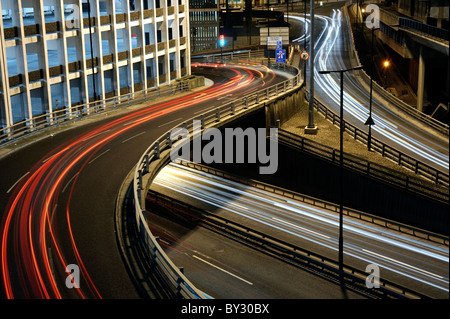 Nächtliche Langzeitbelichtung Schuss der zentralen Autobahn in Newcastle Upon Tyne, England. Stockfoto