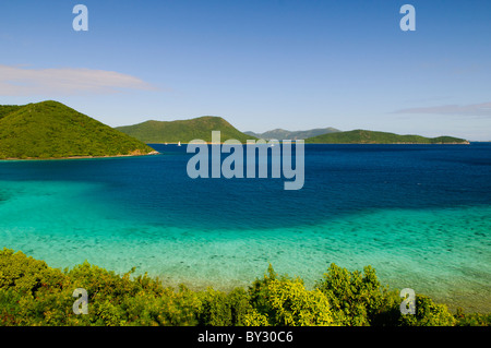 LEINSTER BAY, St. John, US Virgin Islands – Ein malerischer Blick über die Leinster Bay auf St. John, US Virgin Islands, zeigt die karibische Landschaft. Von links nach rechts umfasst der Blick Mary Point, Great Thatch Island und in der Ferne Jost Van Dyke auf den Britischen Jungferninseln. Die Szene zeigt die Nähe und die visuelle Verbindung zwischen den USA und den Britischen Jungferninseln. Stockfoto