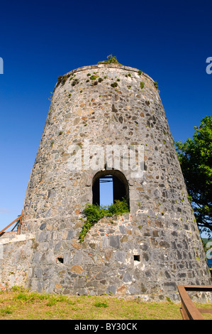 ST. JOHN, amerikanische Jungferninseln — die Windmühle bei Annaberg Sugar Plantation Ruinen steht am Nordufer von St. John auf den US Jungferninseln. Diese Plantage aus dem 18. Jahrhundert, die einst Zucker, Melasse und Rum produzierte, bedeckte etwa 518 Hektar steiles Land. Die Hauptgebäude, einschließlich dieser Windmühle, befinden sich auf einer kleinen Landzunge in der Nähe von Maho Bay mit Blick auf Mary Point. Stockfoto