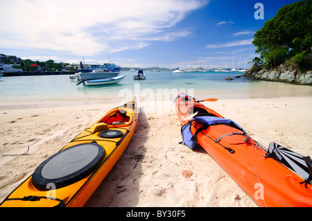St. John, US Virgin Islands - Bunte Sea Kayaks am Strand von Cruz Bay auf St. John in den US Virgin Islands. Stockfoto