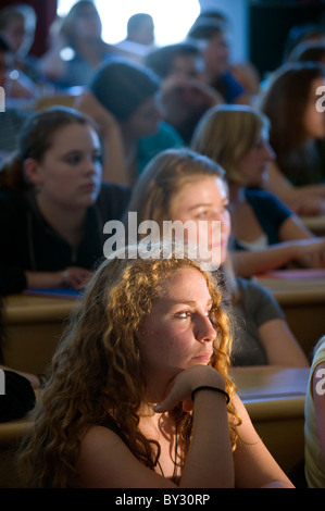 Ein Schüler während einer Vorlesung Stockfoto