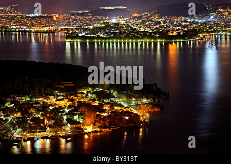 Panoramablick Nachtansicht von Ioannina Stadt, den See ('Pamvotis' oder "Pamvotida"), die Insel auf den See und das Dorf. Griechenland Stockfoto