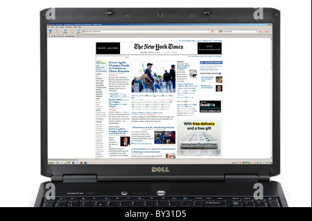 Navigieren auf der Webseite der New York Times auf einem Laptopcomputer, U.S. Stockfoto