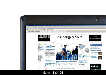 Durchsuchen der New York Times-Website auf einem Laptopcomputer, USA Stockfoto