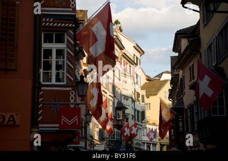 Schweizer Fahnen in der Augustinergasse, Zürich, Schweiz Stockfoto