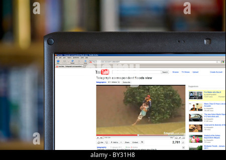 Gerade ein YouTube-Nachrichten-Video auf einem Laptopcomputer, UK Stockfoto