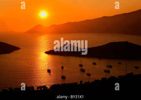 Griechenland, Insel Symi. Sonnenuntergang am Panormitis-Bucht, wo sich das sehr bedeutenden Kloster Panormitis befindet. Stockfoto