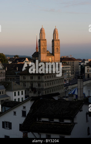 Altstadt mit dem Grossmuenster im Abendlicht, Zürich, Schweiz Stockfoto