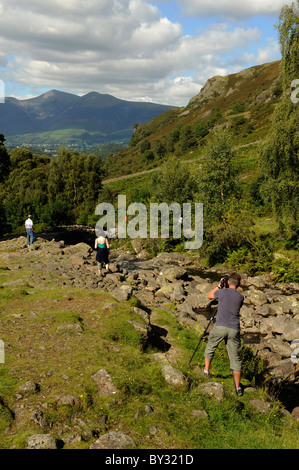 Ein Landschaftsfotograf fotografiert an Ashness Brücke, Lake District, England Stockfoto