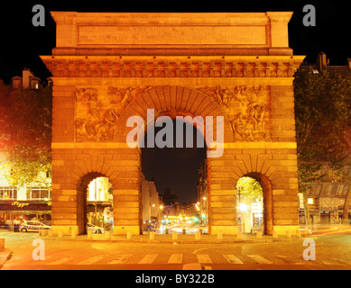 Porte St. Martin in Paris bei Nacht Stockfoto