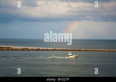 Boot und Regenbogen am Clearwater Beach, FL Stockfoto