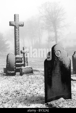 Grabsteine in Princetown Kirche in Schnee bedeckt, Dartmoor, Devon UK Stockfoto