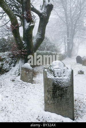 Grabsteine in Princetown Kirche in Schnee bedeckt, Dartmoor, Devon UK Stockfoto