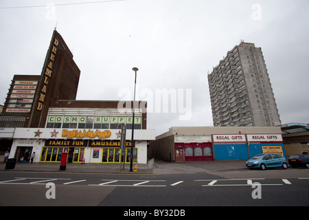 Die Strandpromenade in Margate, darunter das alte Traumland-Kino und das Arlington House Wohnblock Stockfoto