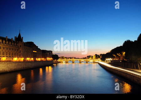 Blick entlang der Seine in der Nacht Stockfoto