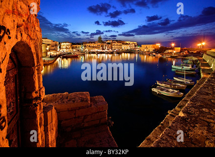 Der venezianische Hafen von Rethymno Altstadt rund um die "blaue" Stunde. Insel Kreta, Griechenland. Stockfoto