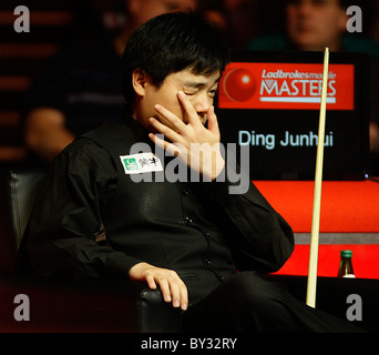 Ding Junhui (Chn) im Kampf gegen Jamie Cope (Eng) bei den Masters Snooker von der Wembley Arena. Stockfoto