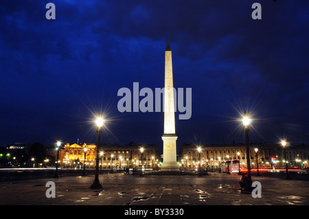 Der Obelisk von Luxor in Place De La Concorde Paris bei Nacht Stockfoto