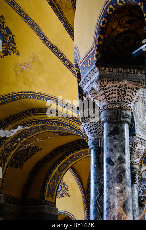 Hagia Sophia Interior Columns Istanbul Turkey // ISTANBUL, Türkei – ursprünglich als christliche Kathedrale erbaut, im 15. Jahrhundert in eine muslimische Moschee umgewandelt und heute ein Museum (seit 1935), ist die Hagia Sophia eines der ältesten und großartigsten Gebäude Istanbuls. Tausend Jahre lang war sie die größte Kathedrale der Welt und gilt als Krönung der byzantinischen Architektur. Stockfoto