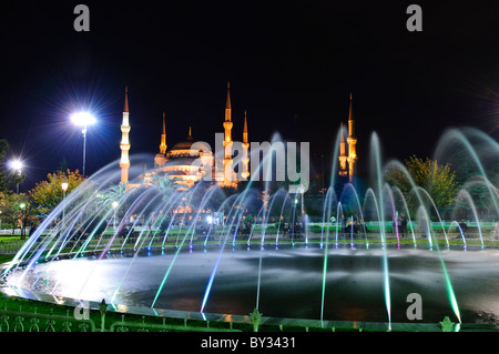 ISTANBUL, Türkei / Türkiye - beleuchteter Brunnen im Sultanahment Park mit der Blauen Moschee im Hintergrund. Sultan-Ahmed-Moschee (türkisch Sultanahmet Camii), im Volksmund als Blaue Moschee bekannt, ist eine muslimische (sunnitische) Moschee im Zentrum von Istanbuls Altstadt von Sultanahmet. Es wurde von Sultan Ahmed I. in Auftrag gegeben und 1616 fertiggestellt. Stockfoto