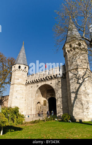 ISTANBUL, Türkei / Türkiye — das befestigte Haupttor des Topkapi-Palastes, bekannt als das Tor des Grußworts (türkisch: (Bâb-üs Selâm). Ursprünglich der kaiserliche Palast der osmanischen Sultane, dient der Palast heute als Museum. Stockfoto