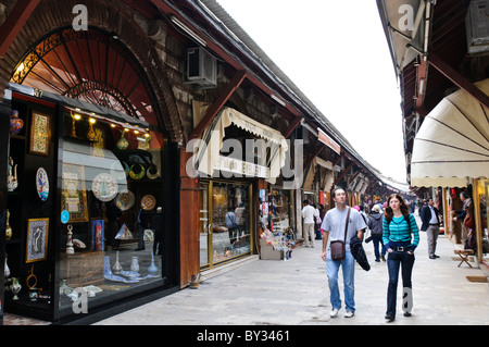 ISTANBUL, Türkei / Türkiye — der Arastar Basar, ein kleiner Basar neben dem Sultanahment Camii (Blaue Moschee) in Istanbul, Türkei. Stockfoto