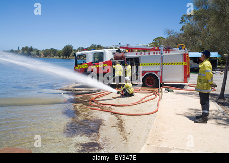 Westliche australische Feuerwehr Mitglieder training in der Nähe von Matilda Bay auf den Swan River in Perth. Western Australia, Australia Stockfoto