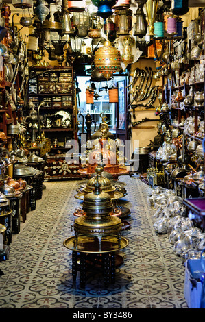 Großer Basar Laden für Messing- und Beleuchtungsartikel Istanbul | ISTANBUL, Türkei — Messinglampen, gravierte Tabletts und intarsierte Kisten füllen einen Metallwarenladen im Großen Basar von Istanbul, dessen Handelsgassen noch immer Zunftnamen wie Kuyumcular, was Juweliere bedeutet, aus der osmanischen Zeit tragen. Der Basar entwickelte sich aus zwei sicheren Kuppelhallen, die von Sultan Mehmed II nach der Eroberung im Jahr 1453 gegründet wurden, zu einem Markt mit etwa 3.000 bis 4.000 Geschäften. Stockfoto