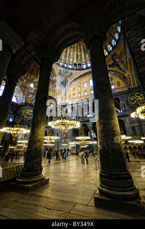 Hagia Sophia Interior Istanbul Türkei // ISTANBUL, Türkei – ursprünglich als christliche Kathedrale erbaut, im 15. Jahrhundert in eine muslimische Moschee umgewandelt und heute ein Museum (seit 1935), ist die Hagia Sophia eines der ältesten und großartigsten Gebäude Istanbuls. Tausend Jahre lang war sie die größte Kathedrale der Welt und gilt als Krönung der byzantinischen Architektur. Stockfoto