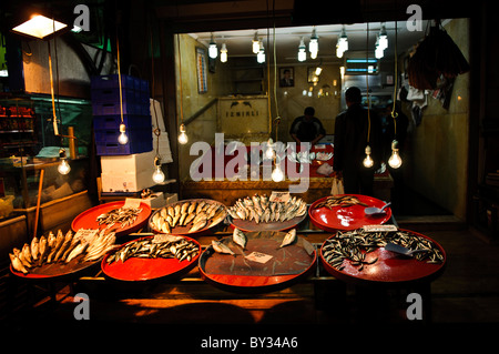 ISTANBUL, Türkei / Türkiye – der letzte Fang des Tages wird abends in einem Geschäft für frischen Fisch neben dem Gewürzbasar (auch bekannt als Ägypter Basar) in Istanbul, Türkei, ausgestellt. Stockfoto