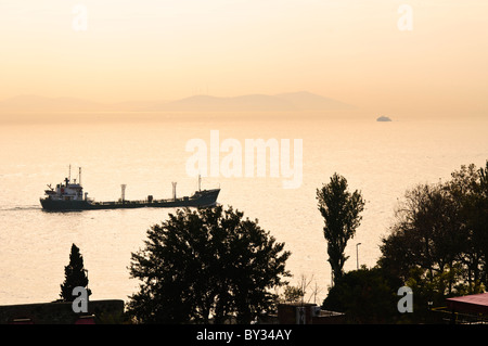 ISTANBUL, Türkei / Türkiye / Türkiye - der Bosporus am frühen Morgen in Istanbul mit Blick nach Norden vom Cankurtaran-Bezirk aus bietet der Bosporus, eine lebenswichtige Wasserstraße, die das Schwarze Meer mit dem Marmarameer verbindet, atemberaubende Szenen von Istanbul mit seinen historischen Wahrzeichen und geschäftigen maritimen Aktivitäten. Diese ikonische Meerenge teilt die Stadt in europäische und asiatische Seiten mit wunderschönen Palästen, Moscheen und Brücken am Wasser. Stockfoto