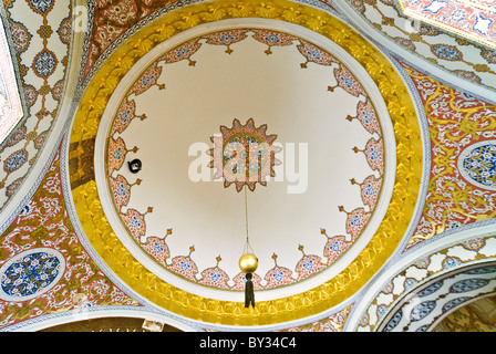 ISTANBUL, Türkei / Türkiye — verzierte Dekoration des kaiserlichen Ratsgebäudes (türkisch Dîvân-ı Hümâyûn) im Topkapi-Palast in Istanbul. In dieser Kammer trafen sich die Staatsminister, die ratsminister (Dîvân Heyeti), der Reichsrat, bestehend aus dem Großwesir (Paşa Kapısı), Wesir und anderen führenden Beamten des Osmanischen Staates. Sie wird auch Kubbealtı genannt, was „unter der Kuppel“ bedeutet, in Bezug auf die Kuppel in der Haupthalle des rates. Es befindet sich in der nordwestlichen Ecke des Hofes neben dem Tor der Felicity. Stockfoto